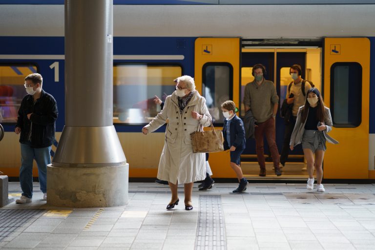 People Using Transport Public Transport: Why More People Should Be Using It - faircado